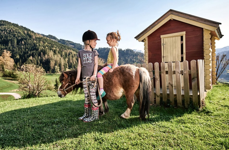 Kinder beim Ponyreiten auf dem Bauernhof Bichlgut