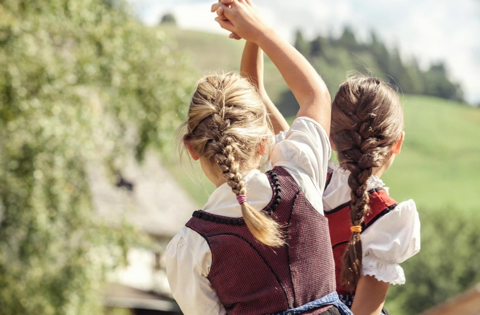 Mädchen im Dirndl © Hochkönig Tourismus - Johannes Felsch