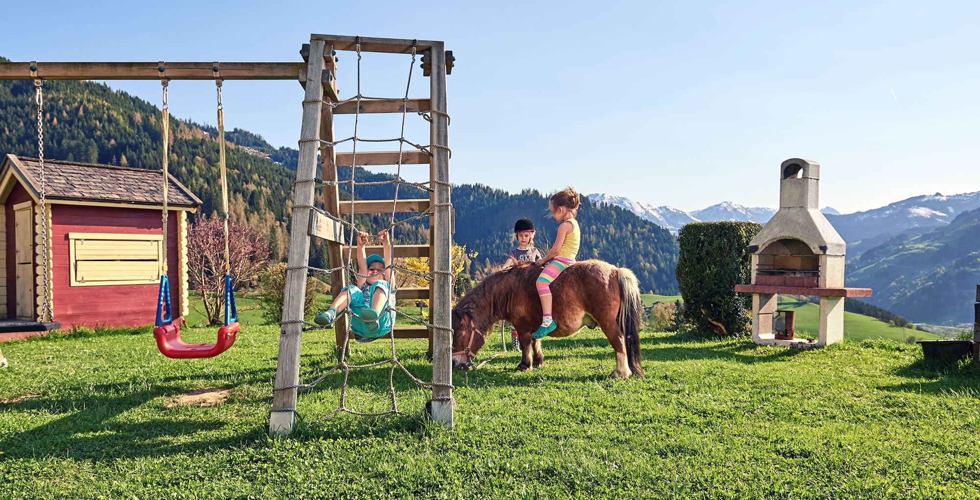Kinderbauernhof mit Spielplatz und Tiere 